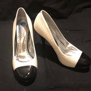 Creme and black spectator pump.